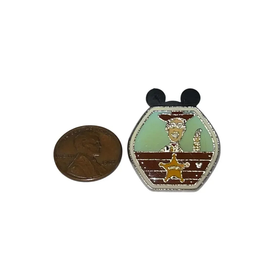 Disney Hidden Mickey 2012 Woody Sheriff Pin‎ Toy Story Disneyland Trading